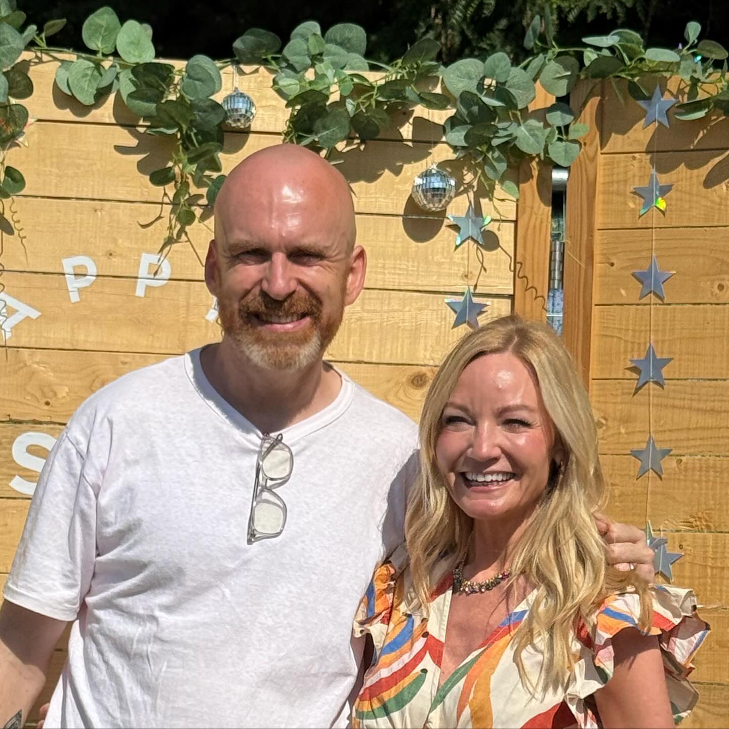 I like meeting people you know from the internet who turn out to be as great as you want them to be. This is NOT ALWAYS THE CASE. So it was A JOY to meet the wonderful in real life too @donnaashworthwords at the @happyplacefestival 

‘Follow the flawed, they will teach you how to  be, just as you are, and like it too’ - Donna Ashworth